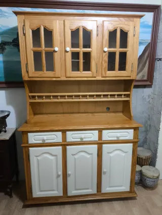 Alacena de madera con puertas de cristal