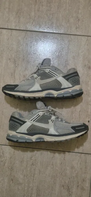 Nike Vomero 5 Talla 41 Gris Blanco
