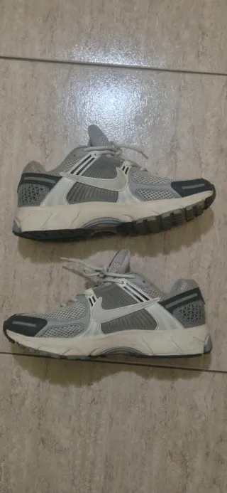 Nike Vomero 5 Talla 41 Gris Blanco