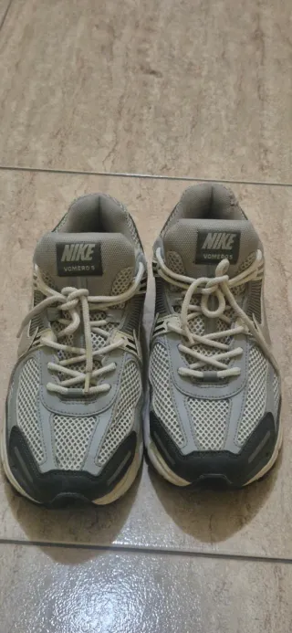 Nike Vomero 5 Talla 41 Gris Blanco