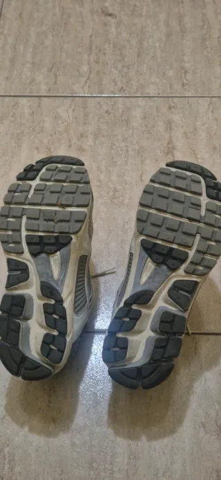 Nike Vomero 5 Talla 41 Gris Blanco