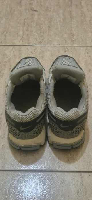 Nike Vomero 5 Talla 41 Gris Blanco