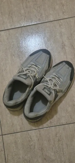 Nike Vomero 5 Talla 41 Gris Blanco