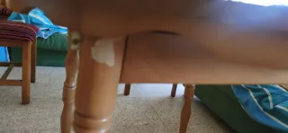 Mesa redonda de madera color beige extensible