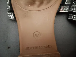 Sandalias artesanales negras y plateadas