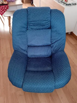 Sillón giratorio azul de tela