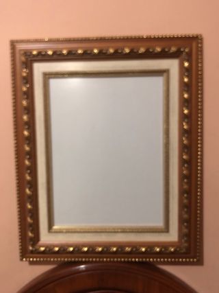 Marco de madera y cristal dorado