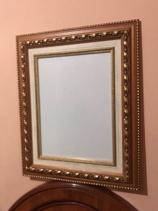 Marco de madera y cristal dorado