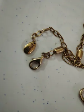 Collar Fossil Dorado con Colgante Rojo