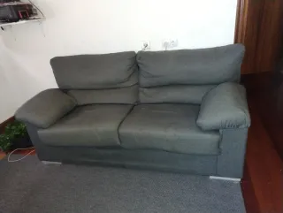 Sofá de tela gris. Urge recoger.
