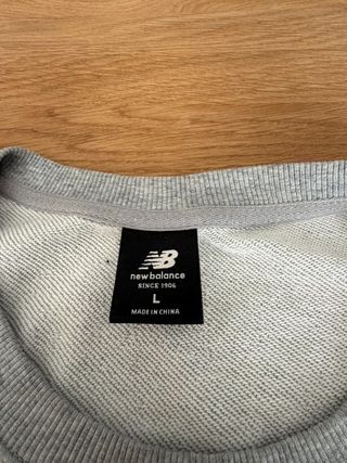 Sudadera New Balance Gris Logo Rojo