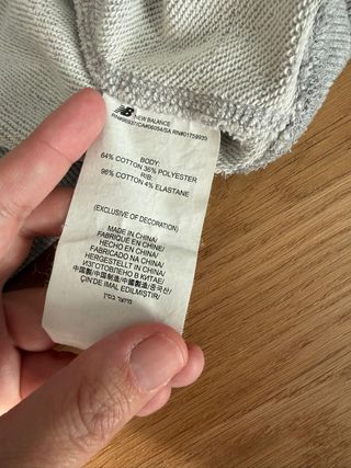 Sudadera New Balance Gris Logo Rojo