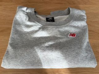 Sudadera New Balance Gris Logo Rojo