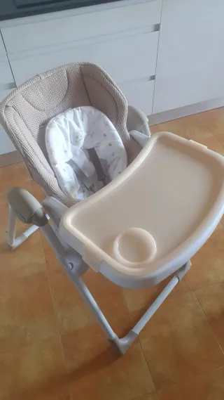 Trona de bebé color beige