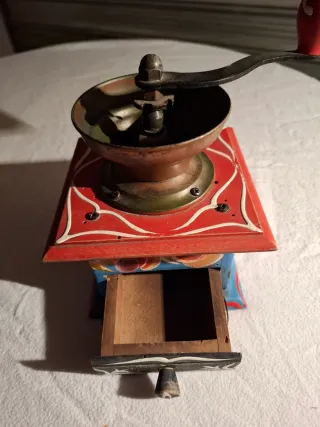 Macinino antico decorato a mano