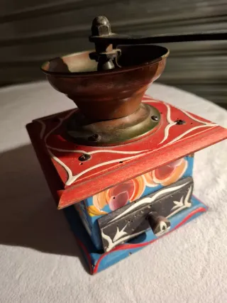 Macinino antico decorato a mano