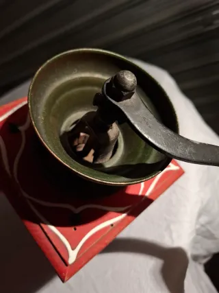 Macinino antico decorato a mano