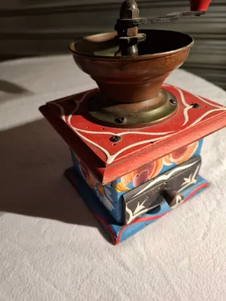 Macinino antico decorato a mano