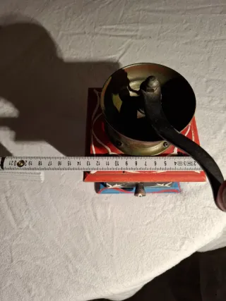 Macinino antico decorato a mano