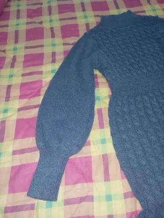 Vestido de punto verde con volantes