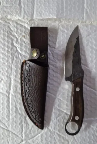 Cuchillo de cuero y madera con funda