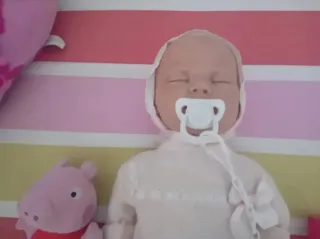 Muñeca Antonio Juan con chupete y sonajero