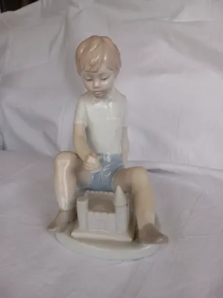 Figura Nao by Lladró niño jugando