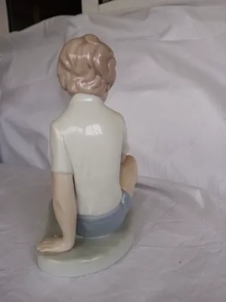 Figura Nao by Lladró niño jugando