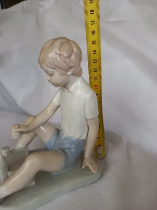 Figura Nao by Lladró niño jugando