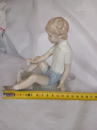 Figura Nao by Lladró niño jugando