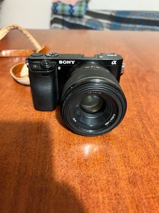 Cámara Sony a6000 + Lente 50mm f/1.8