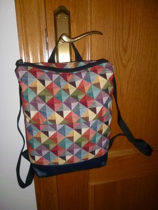 Mochila multicolor con base azul