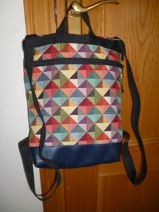 Mochila multicolor con base azul
