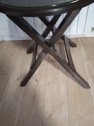 Tavolo rotondo in plastica marrone