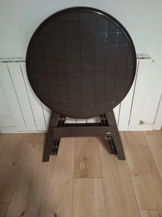 Tavolo rotondo in plastica marrone