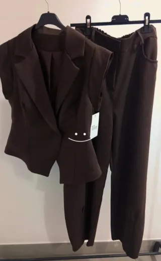Traje chaqueta sin mangas marrón
