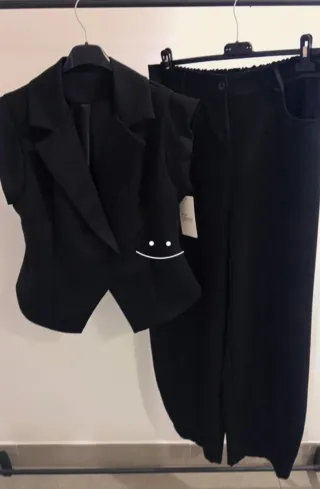 Traje chaqueta sin mangas negro