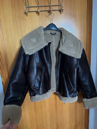Chaqueta efecto piel con borreguito