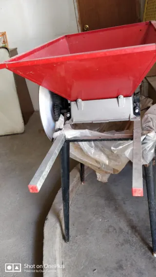 Picadora de uvas roja y prensa