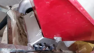 Picadora de uvas roja y prensa