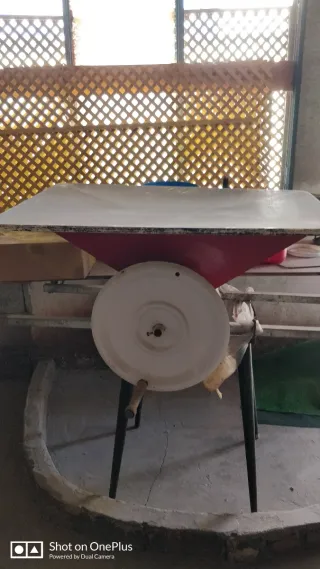 Picadora de uvas roja y prensa