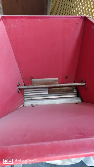 Picadora de uvas roja y prensa