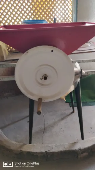 Picadora de uvas roja y prensa