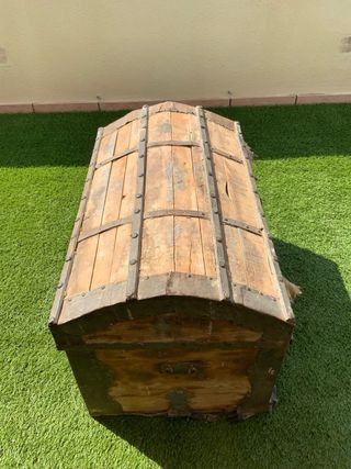 Baúl antiguo de madera y metal.