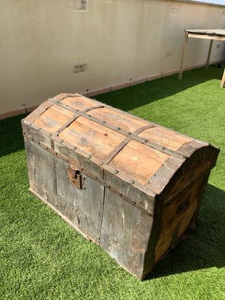Baúl antiguo de madera y metal.