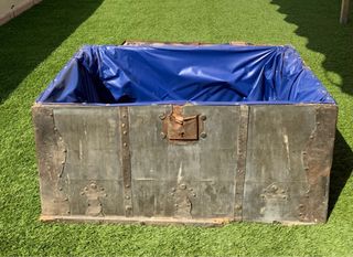 Baúl antiguo de madera y metal.