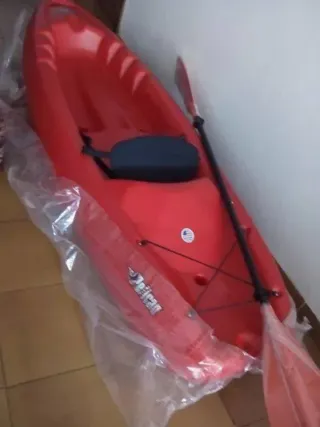 Kayak rojo marca Pelican con remo y motor eléctric