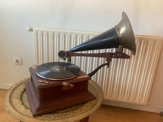 Gramófono antiguo madera y latón