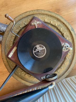 Gramófono antiguo madera y latón