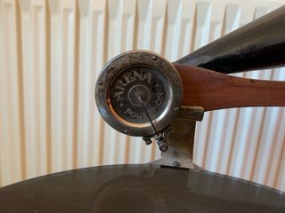 Gramófono antiguo madera y latón